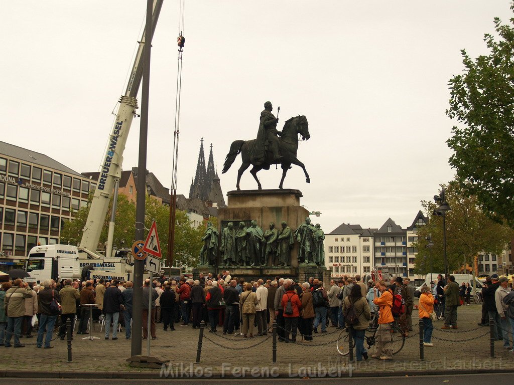 Reiterdenkmal kehrt zurueck auf dem Heumarkt P86.JPG